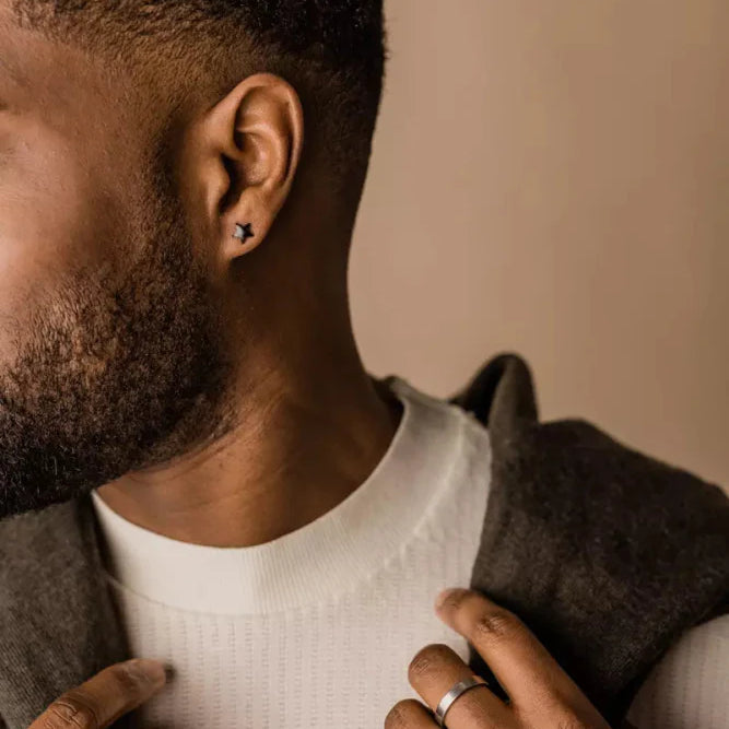 Oorbellen Blomdahl zwart titanium sterretje 8 mm. (incl. achterkantjes) - Staartjes en Strikjes