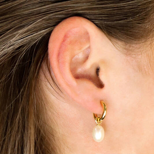 Titanium oorbellen Boccia goudkleurige oorringen met zoetwater pareltje 12 mm. - Staartjes en Strikjes