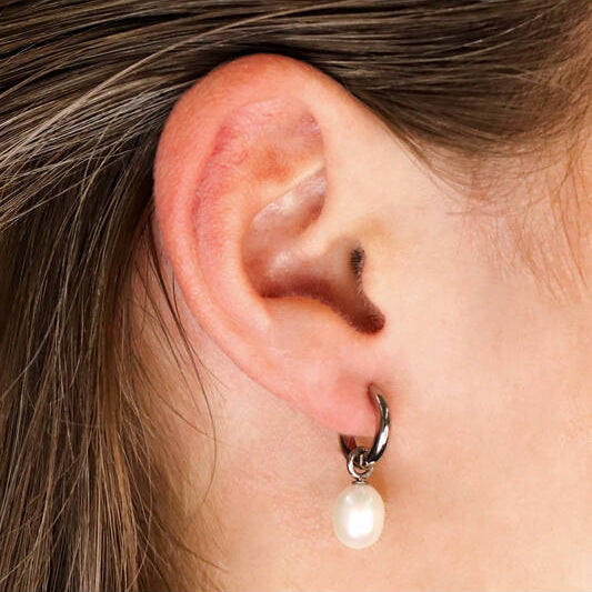 Titanium oorbellen Boccia oorringen met zoetwater pareltje 12 mm. - Staartjes en Strikjes