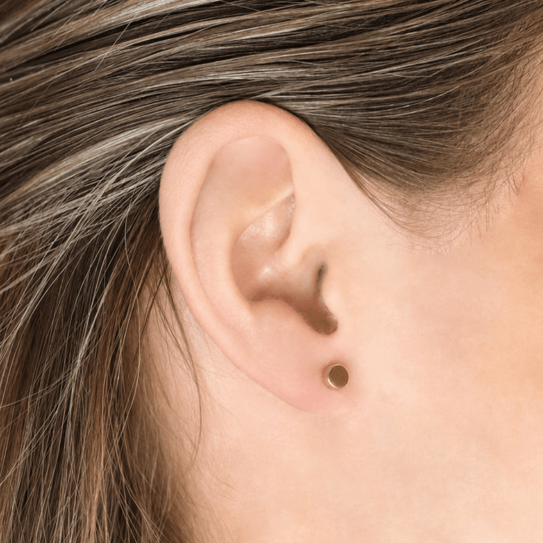 Titanium oorbellen Boccia rond goudkleurig - 5 mm.