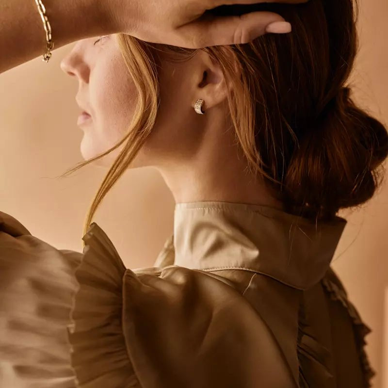 Oorbellen Blomdahl titanium boogje goudkleurig 10 mm met crystal (incl. achterkantjes)