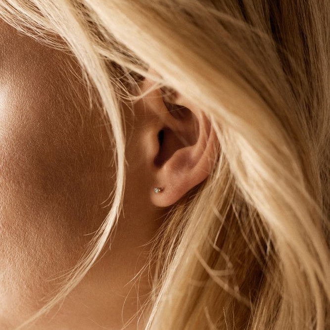 Oorbellen Blomdahl titanium knopje 3 mm. zirconiasteentje goudkleurig aquamarine (incl. achterkantjes)