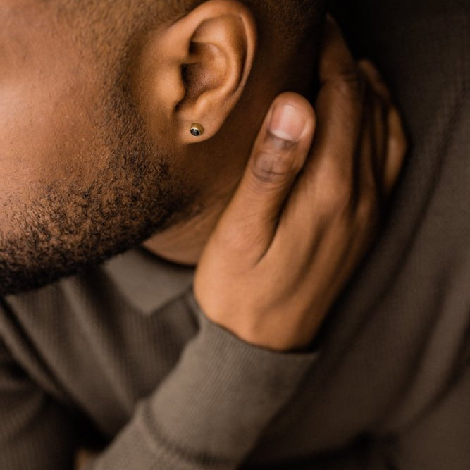 Oorbellen Blomdahl titanium knopje 5 mm. goudkleurig/zwart (incl. achterkantjes)