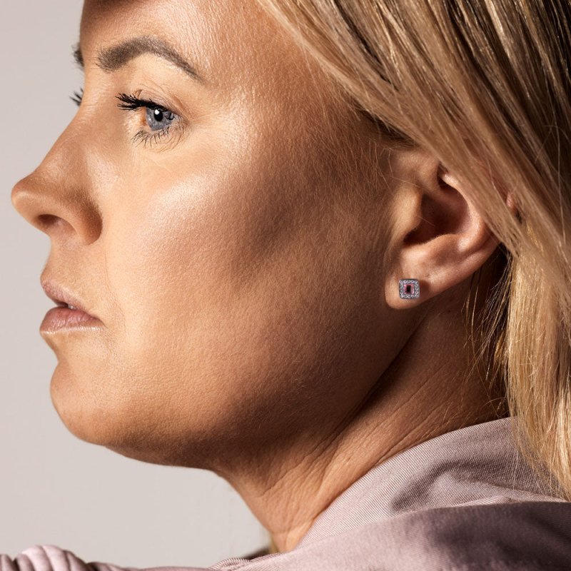 Oorbellen Blomdahl titanium vierkantje 8 mm. met kristalletje/roze (incl. achterkantjes)