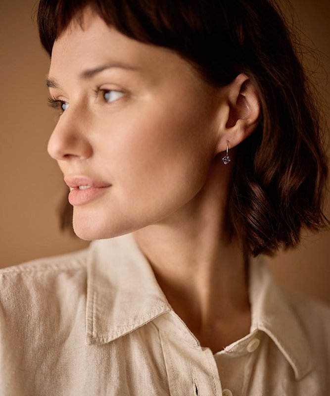 Blomdahl titanium goudkleurige oorringen met lichtpaars kristal – 14 mm