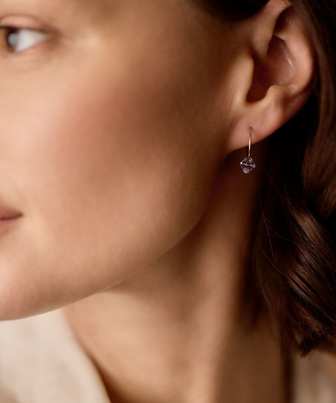 Blomdahl titanium goudkleurige oorringen met lichtpaars kristal – 14 mm