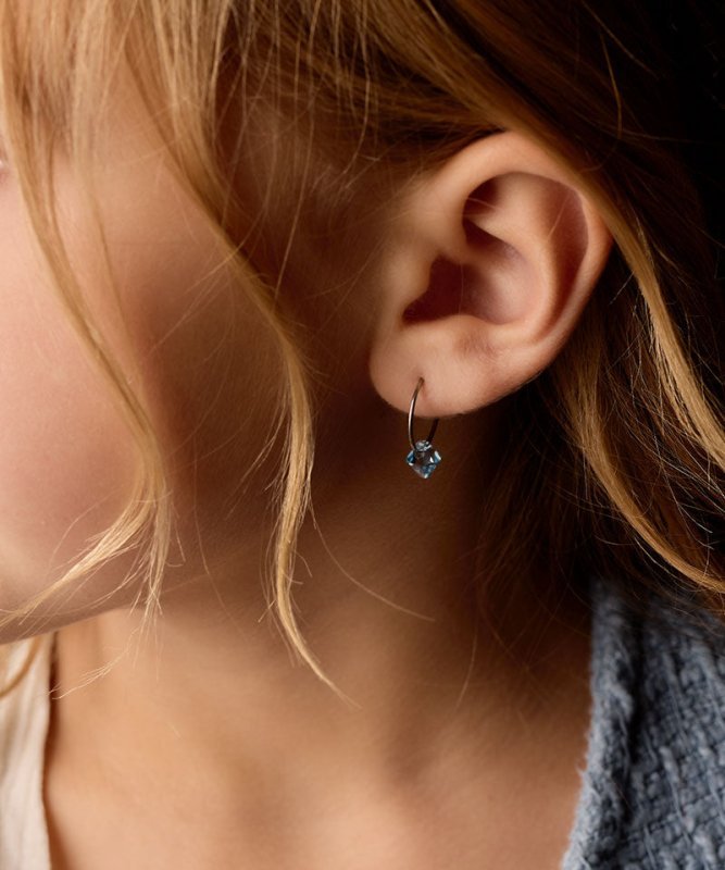 Blomdahl titanium oorringen met aquamarine crystal – 14 mm