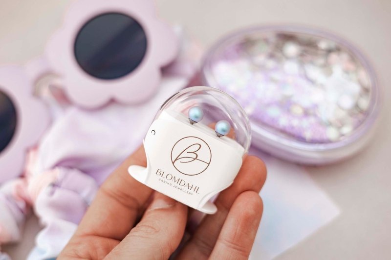 Blomdahl titanium pareloorbellen rainbow shimmer – 6 mm - Staartjes en Strikjes