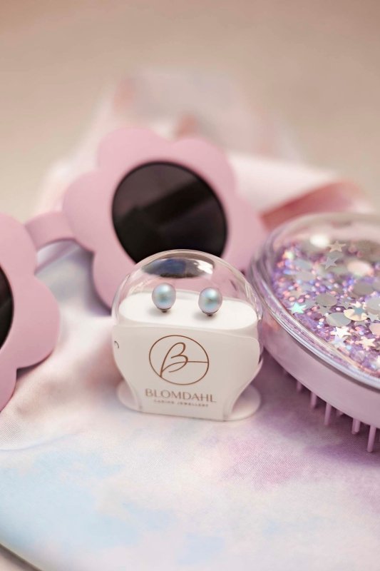 Blomdahl titanium pareloorbellen rainbow shimmer – 6 mm - Staartjes en Strikjes