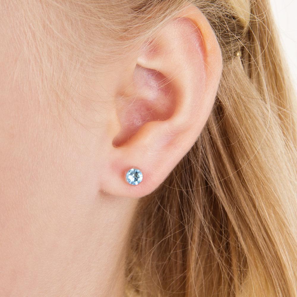 Oorbellen Blomdahl huidvriendelijk knopje Swarovski crystal aqua blauw 6 mm. - Staartjes en Strikjes