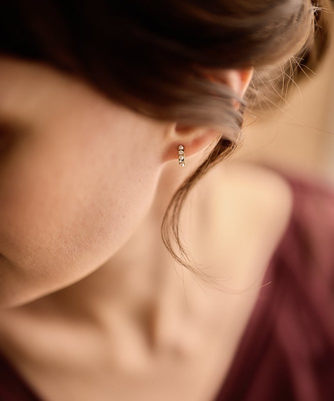 Oorbellen Blomdahl titanium boogje goudkleurig met pareltjes en kristallen – 10 mm