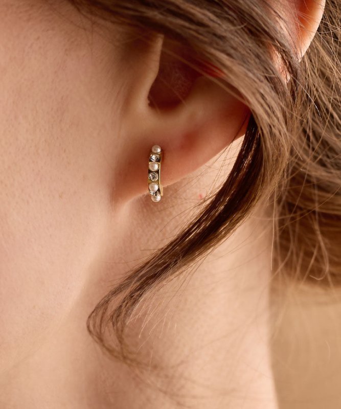 Oorbellen Blomdahl titanium boogje goudkleurig met pareltjes en kristallen – 10 mm - Staartjes en Strikjes