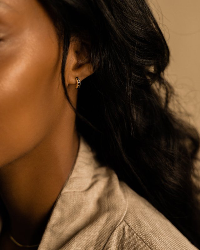 Oorbellen Blomdahl titanium boogje goudkleurig met zwarte kristalletjes 10 mm. (incl. achterkantjes) - Staartjes en Strikjes