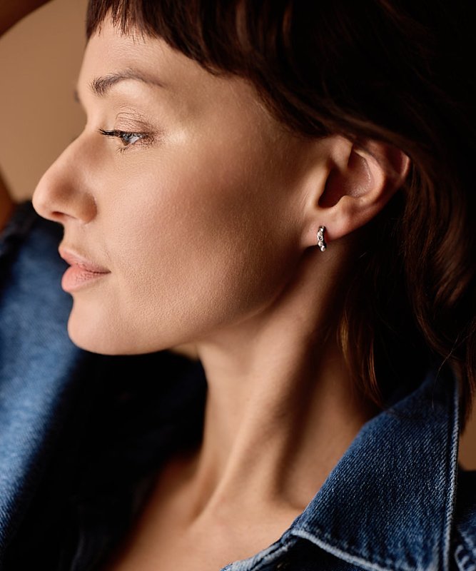 Oorbellen Blomdahl titanium boogje met pareltjes en kristallen – 10 mm