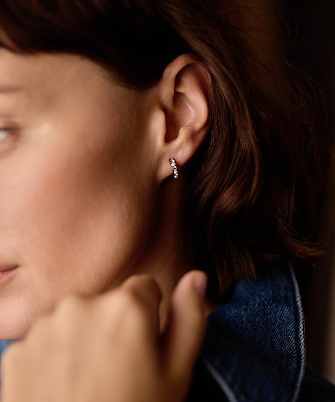 Oorbellen Blomdahl titanium boogje met pareltjes en kristallen – 10 mm - Staartjes en Strikjes