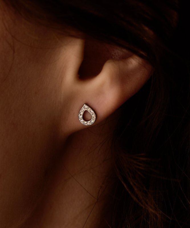 Oorbellen Blomdahl titanium druppelvorm met kristalletjes – 8 mm