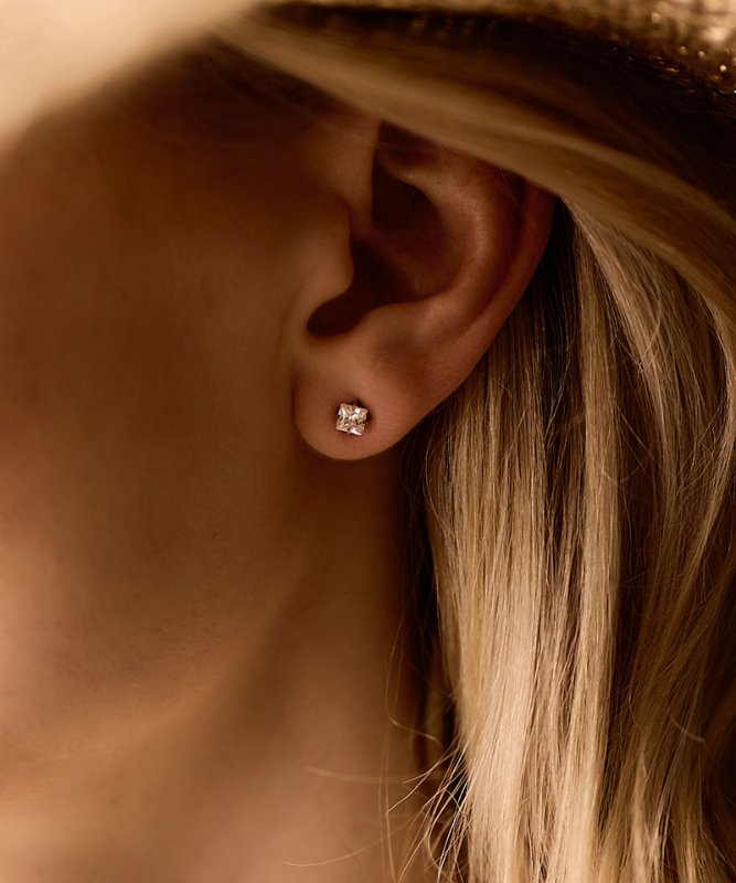 Oorbellen Blomdahl titanium goudkleurig knopje 5 mm. zirconiasteentje - Staartjes en Strikjes