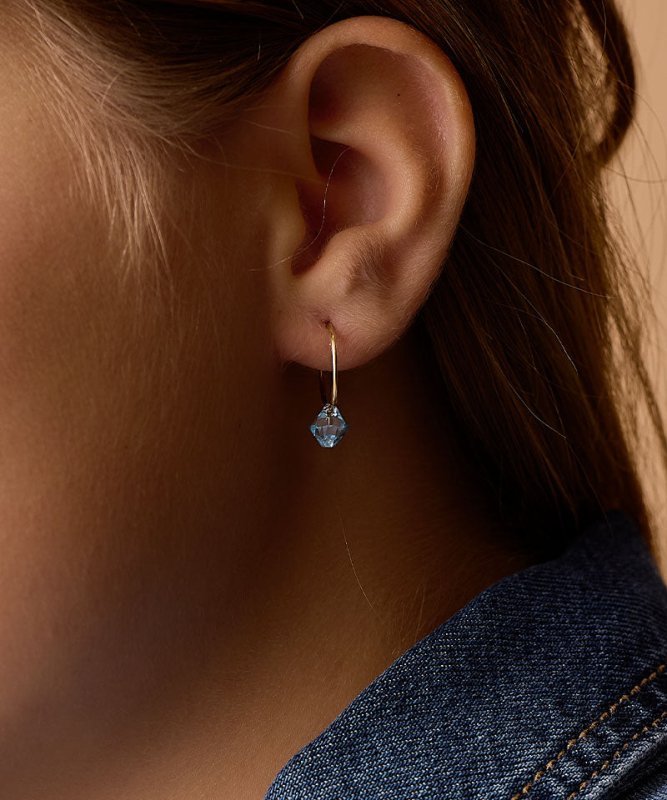 Oorbellen Blomdahl titanium goudkleurige oorringen 14 mm. bicone aquablauw