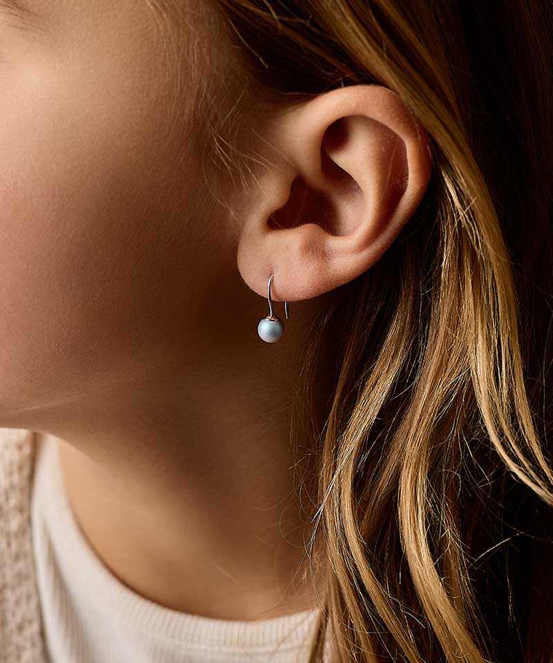 Oorbellen Blomdahl titanium hangertje parel rainbow shimmer - 6 mm.
