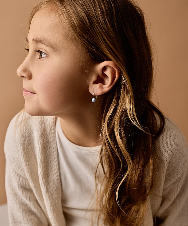 Oorbellen Blomdahl titanium hangertje parel rainbow shimmer - 6 mm.