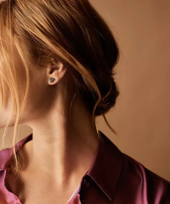 Oorbellen Blomdahl titanium klavertje 8 mm. goudkleurig zwart(incl. achterkantjes)