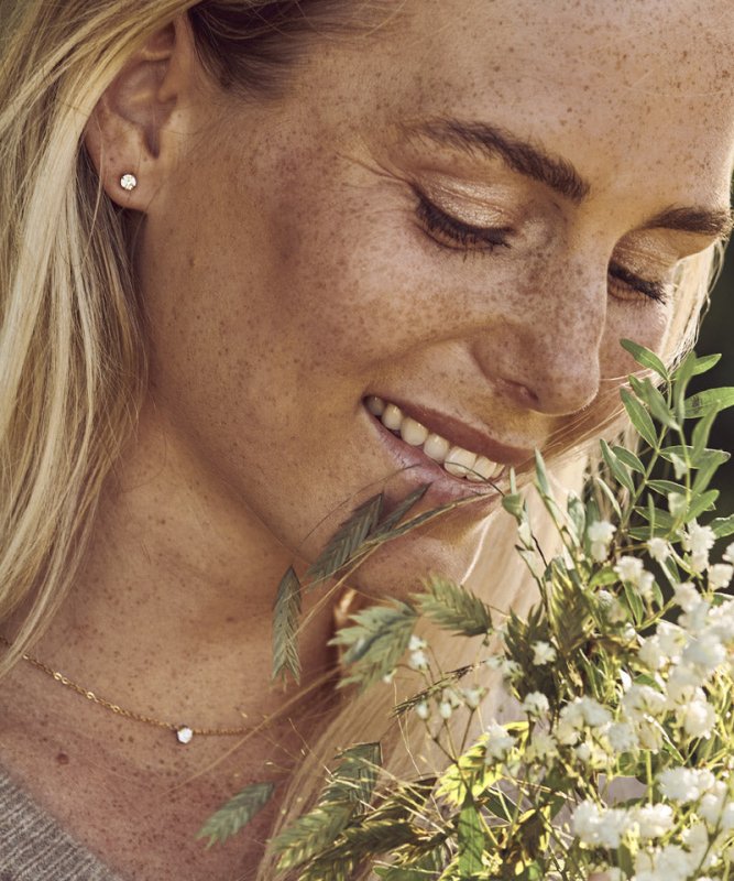 Oorbellen Blomdahl titanium knopje 5 mm. zirconiasteentje goudkleurig (incl. achterkantjes) - Staartjes en Strikjes
