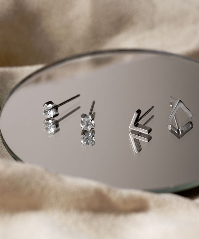 Oorbellen Blomdahl titanium knopje 5 mm. zirconiasteentje (incl. achterkantjes) - Staartjes en Strikjes