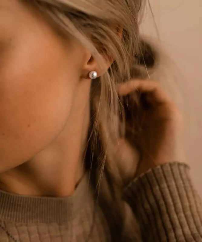 Oorbellen Blomdahl titanium parel 6 mm. (incl. achterkantjes) - Staartjes en Strikjes
