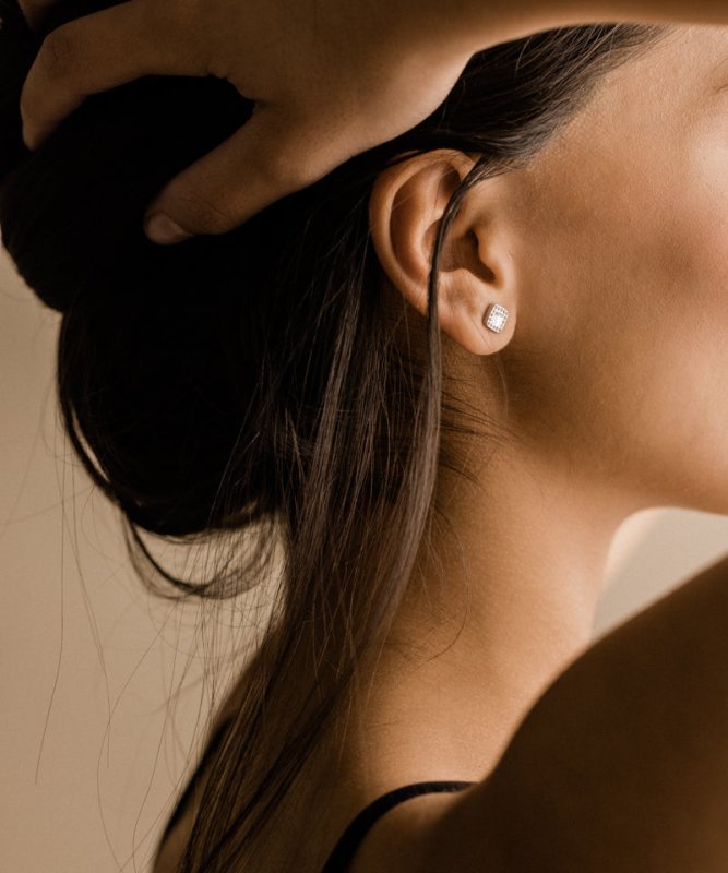 Oorbellen Blomdahl titanium vierkantje 8 mm. met kristalletje (incl. achterkantjes) - Staartjes en Strikjes