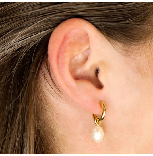 Titanium oorbellen Boccia goudkleurige oorringen met zoetwater pareltje 12 mm. - Staartjes en Strikjes