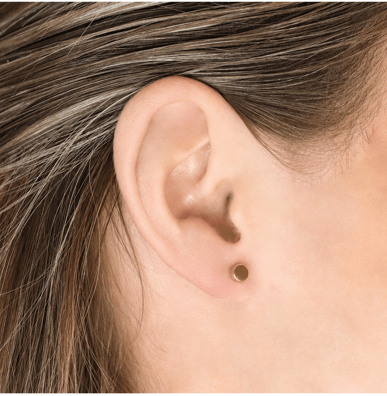 Titanium oorbellen Boccia rond goudkleurig - 5 mm.